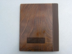Art: 8029 D .:. Naziv: Ugostiteljska galanterija .:.  Opis: Drveni jelovnik sa graviranjem  .:.  Dimenzije: (23.5x30 cm) .:.  